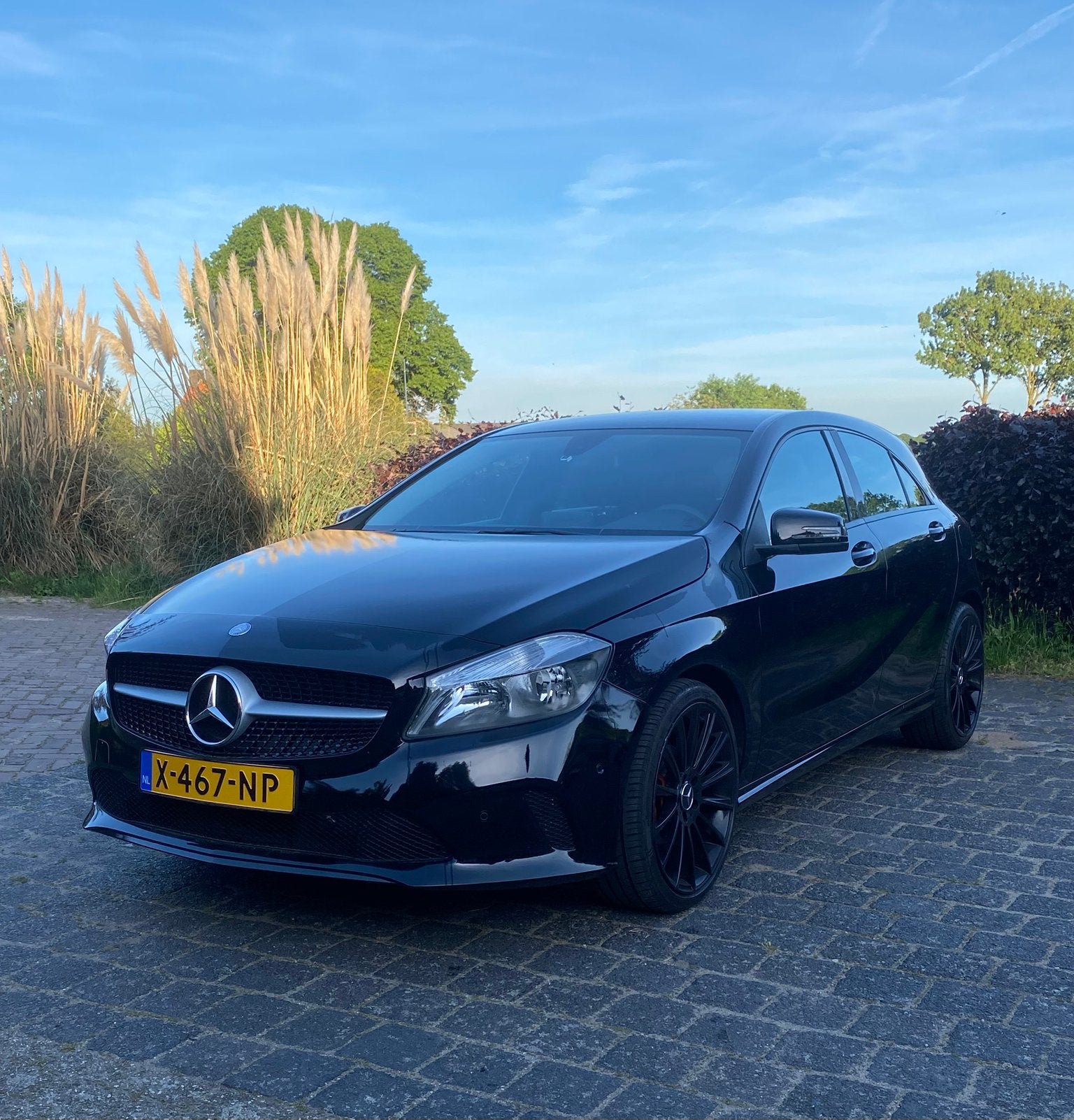 Mercedes-Benz A-Klasse A160 102pk 2016 Zwart, zwarte velgen, Auto's, Mercedes-Benz, Voorwielaandrijving, 4 cilinders, Leder en Stof