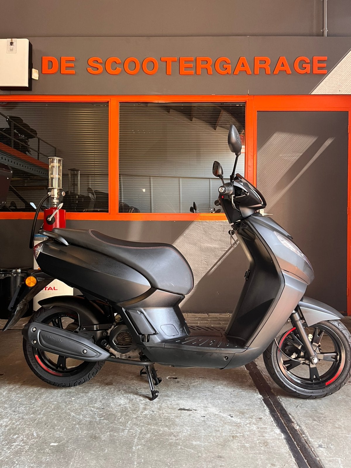 Peugeot kisbee snor 25km 2024, Peugeot, Gebruikt, Overige modellen, Benzine