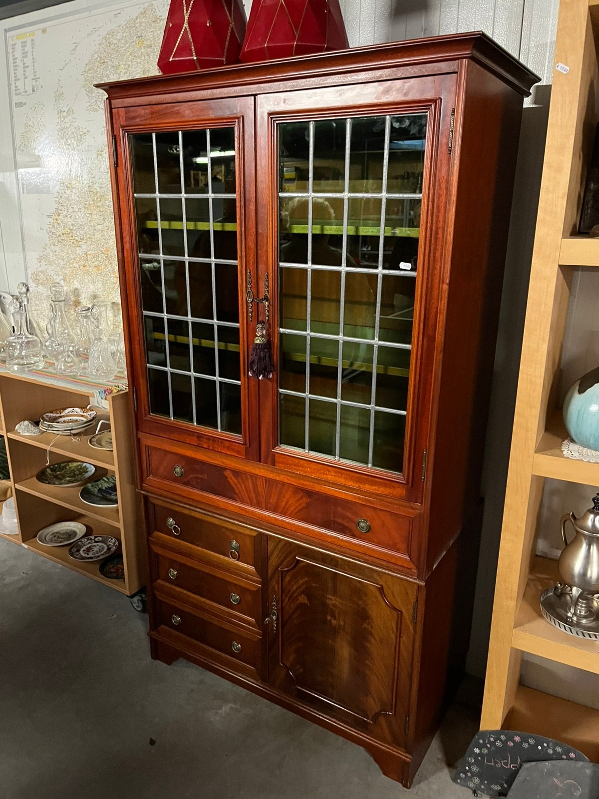 Mooie oude vitrine kast met glas in lood, Ophalen, 50 tot 100 cm, 150 tot 200 cm, 25 tot 50 cm
