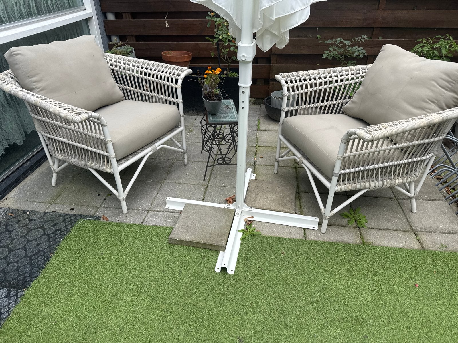 Twee comfortabele witte rotan tuinstoelen met kussens, Ophalen, Gebruikt, Rotan