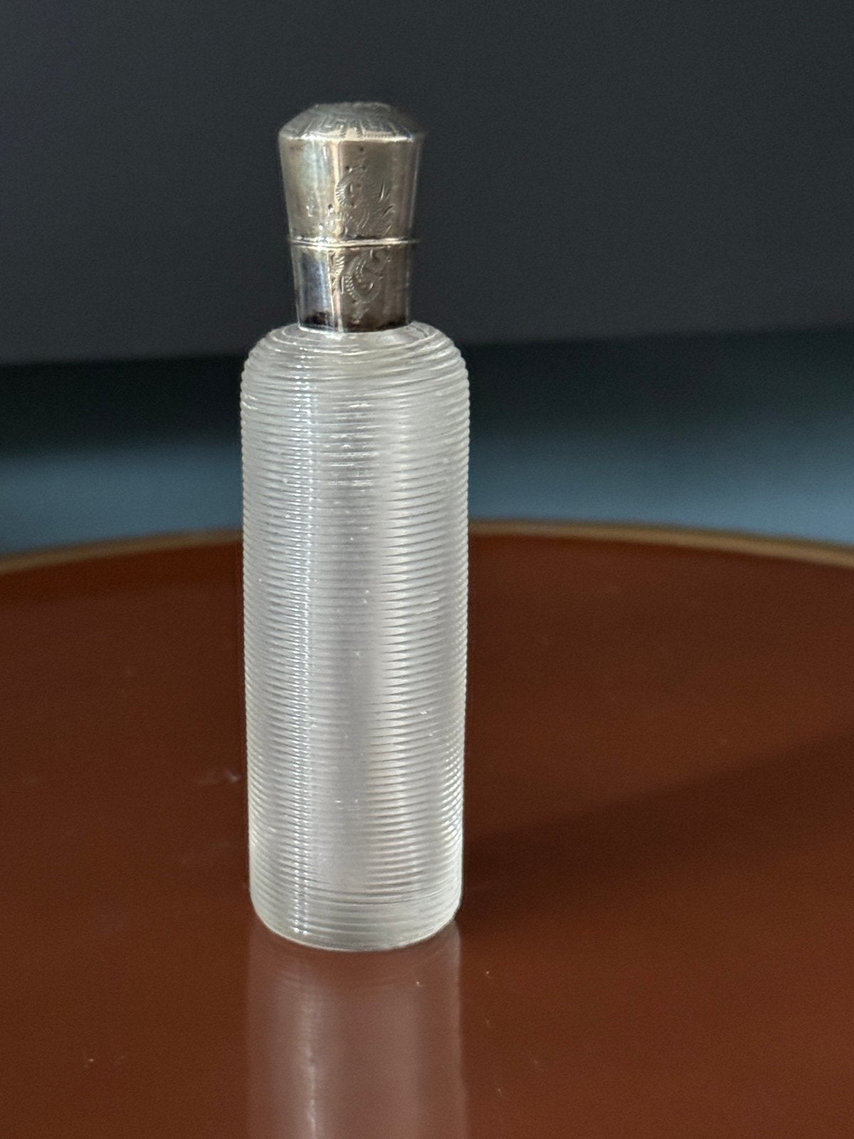 Antiek parfumflesje met zilveren dop, gemerkt: zwaardje., Ophalen of Verzenden