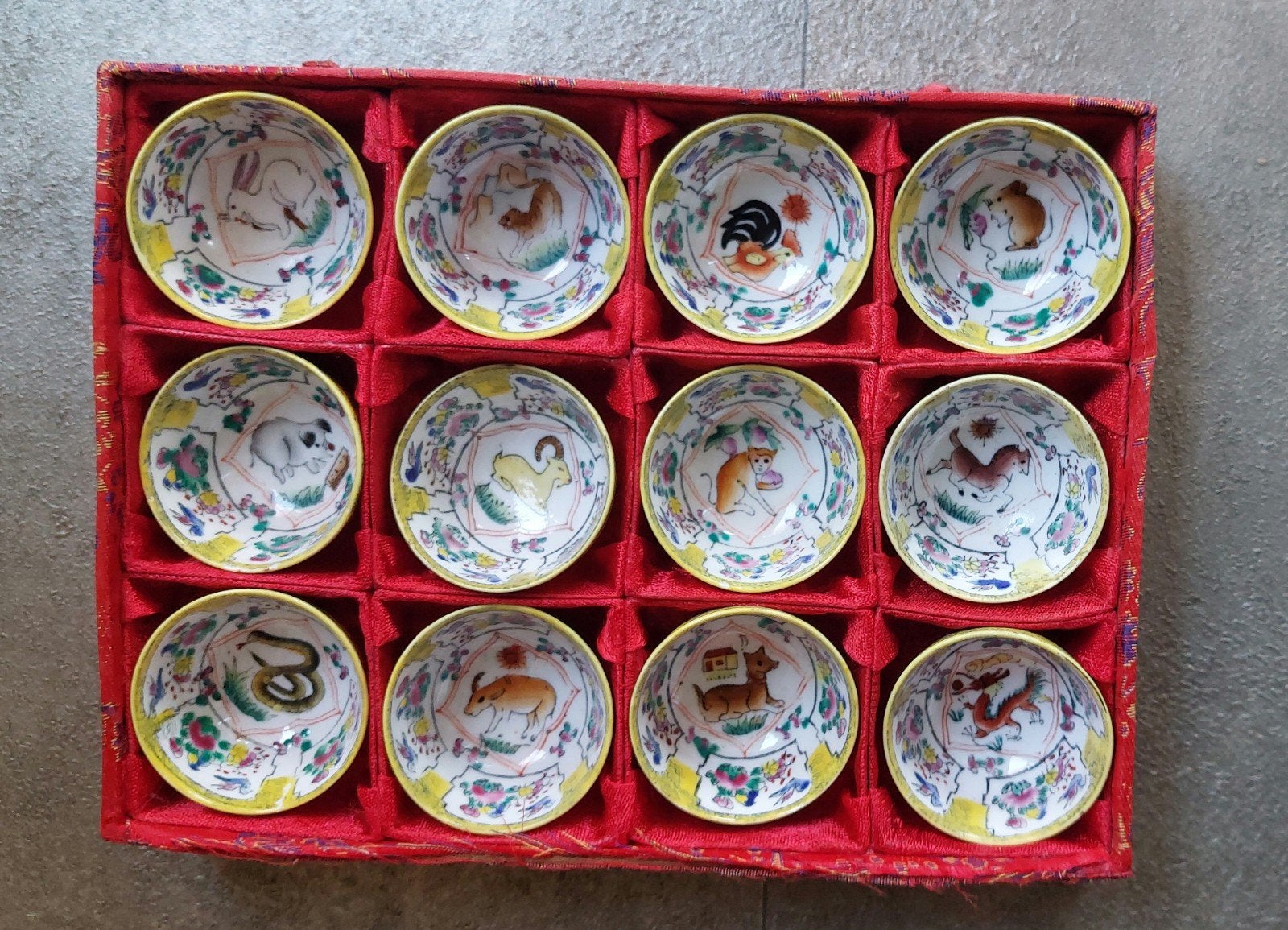 Vintage set van twaalf Chinese porseleinen theekommetjes, Antiek en Kunst, Ophalen of Verzenden