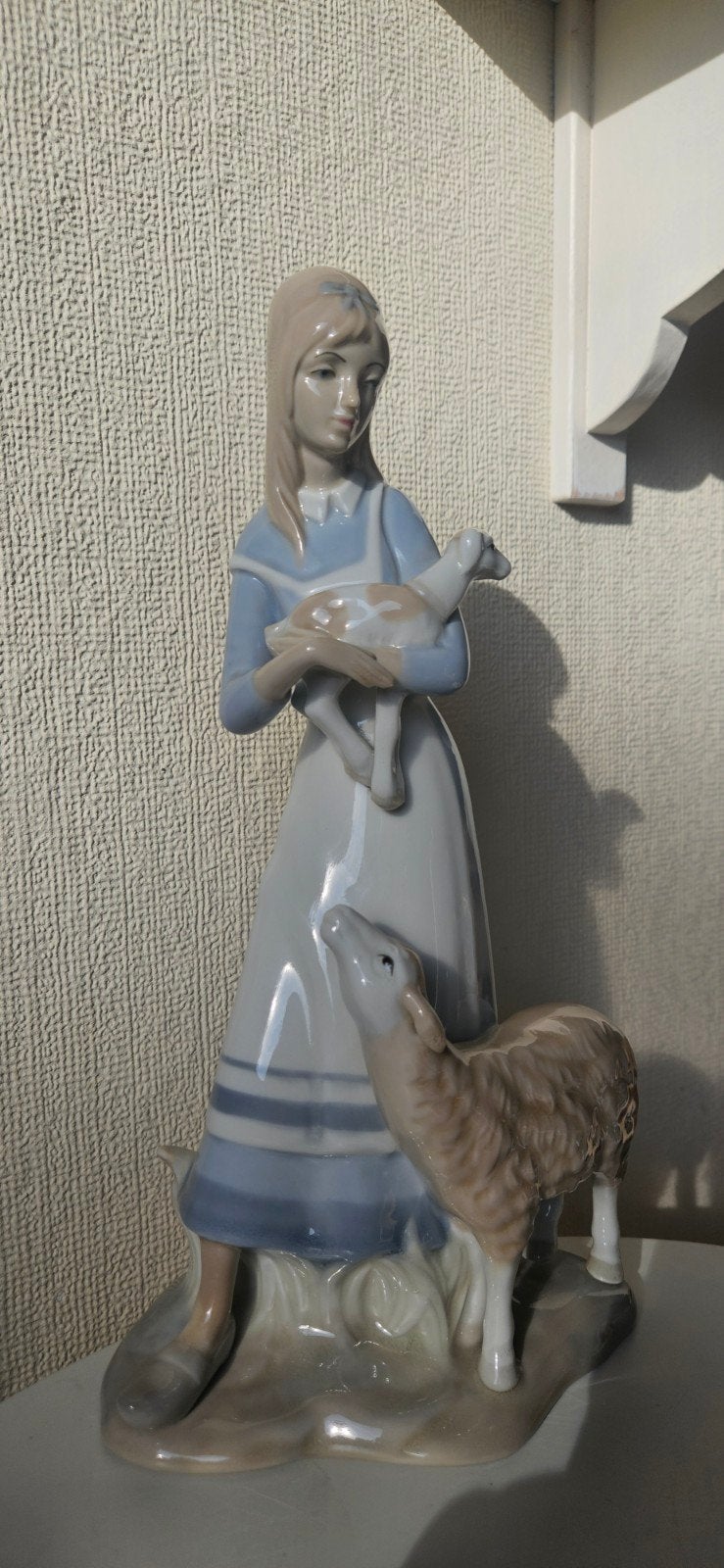 Porseleinen beeldje Carmencita met schapen - Miquel Requena, Ophalen of Verzenden, Gebruikt, Mens