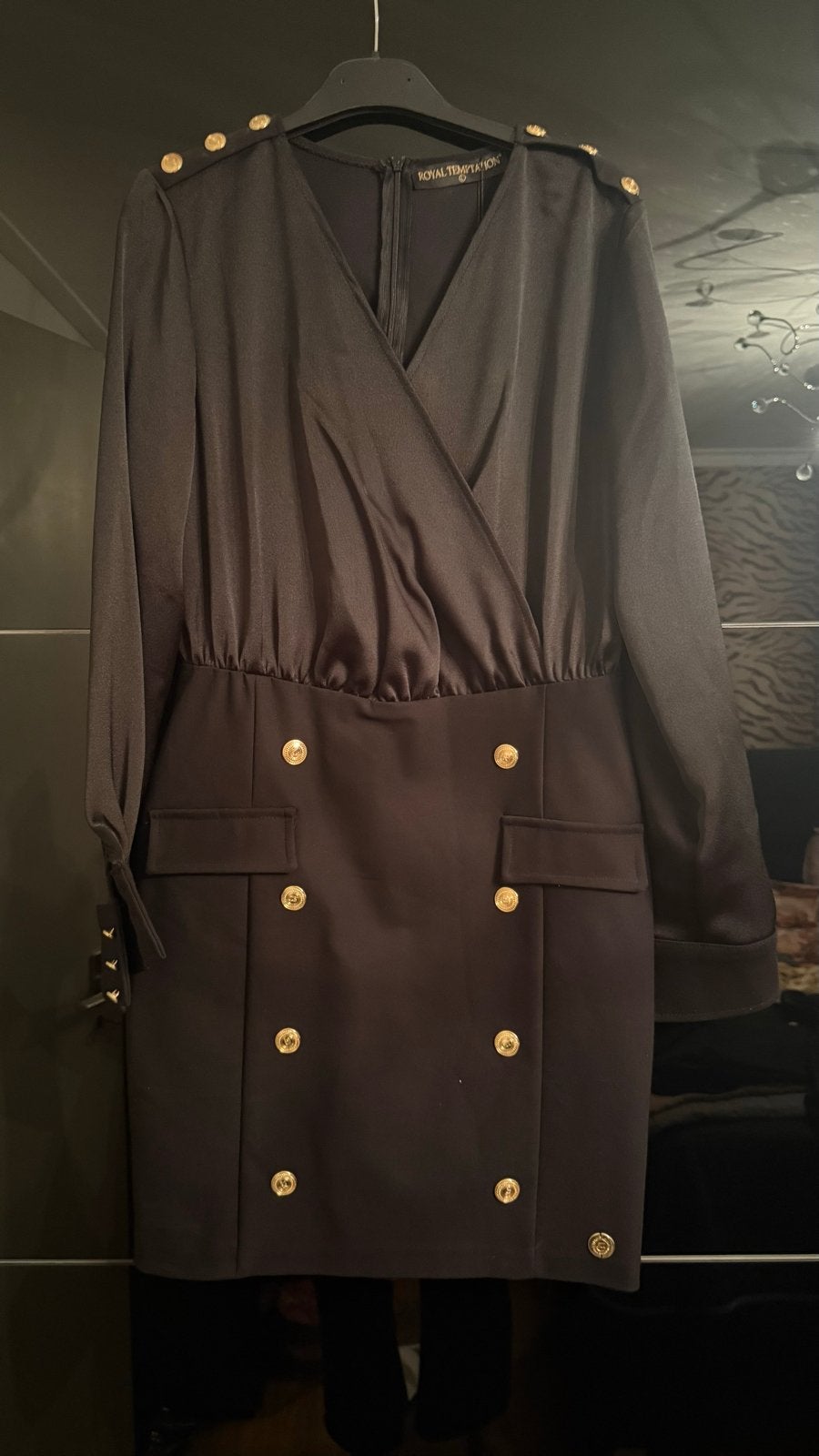 Royal Temptation Zwart Jurkje met Gouden Knopen, Kleding | Dames, Zwart, Maat 42/44 (L), Ophalen of Verzenden, Zo goed als nieuw