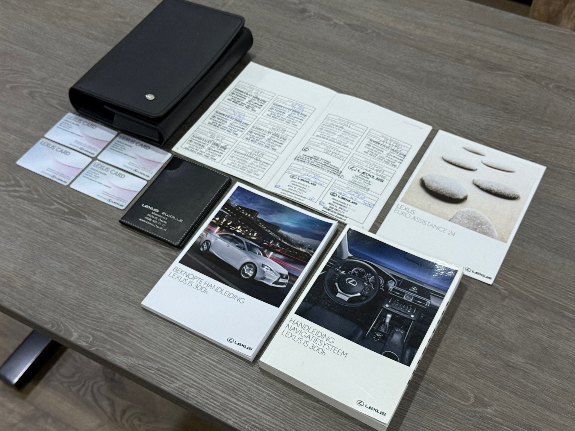 Lexus IS 300h F-Sport Line 223 PK LEDER/CARPLAY/STOELVENTILA, Auto's, Automaat, Achterwielaandrijving, Gebruikt, 181 pk
