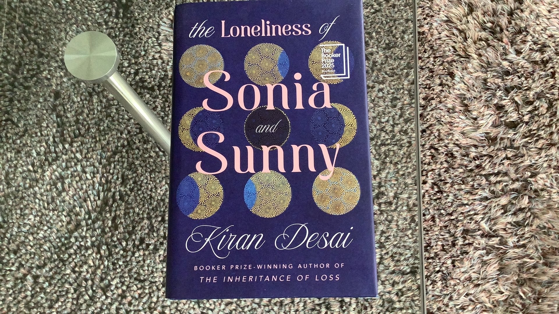 Deb’s Book Club:The Loneliness of Sonia & Sunny -Kiran Desai, Ophalen of Verzenden, Zo goed als nieuw, Europa overig