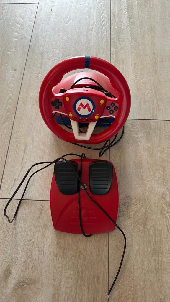 Mario Kart Racing Wheel Nintendo Switch + Pedalen, Ophalen of Verzenden, Zo goed als nieuw, Met 1 controller
