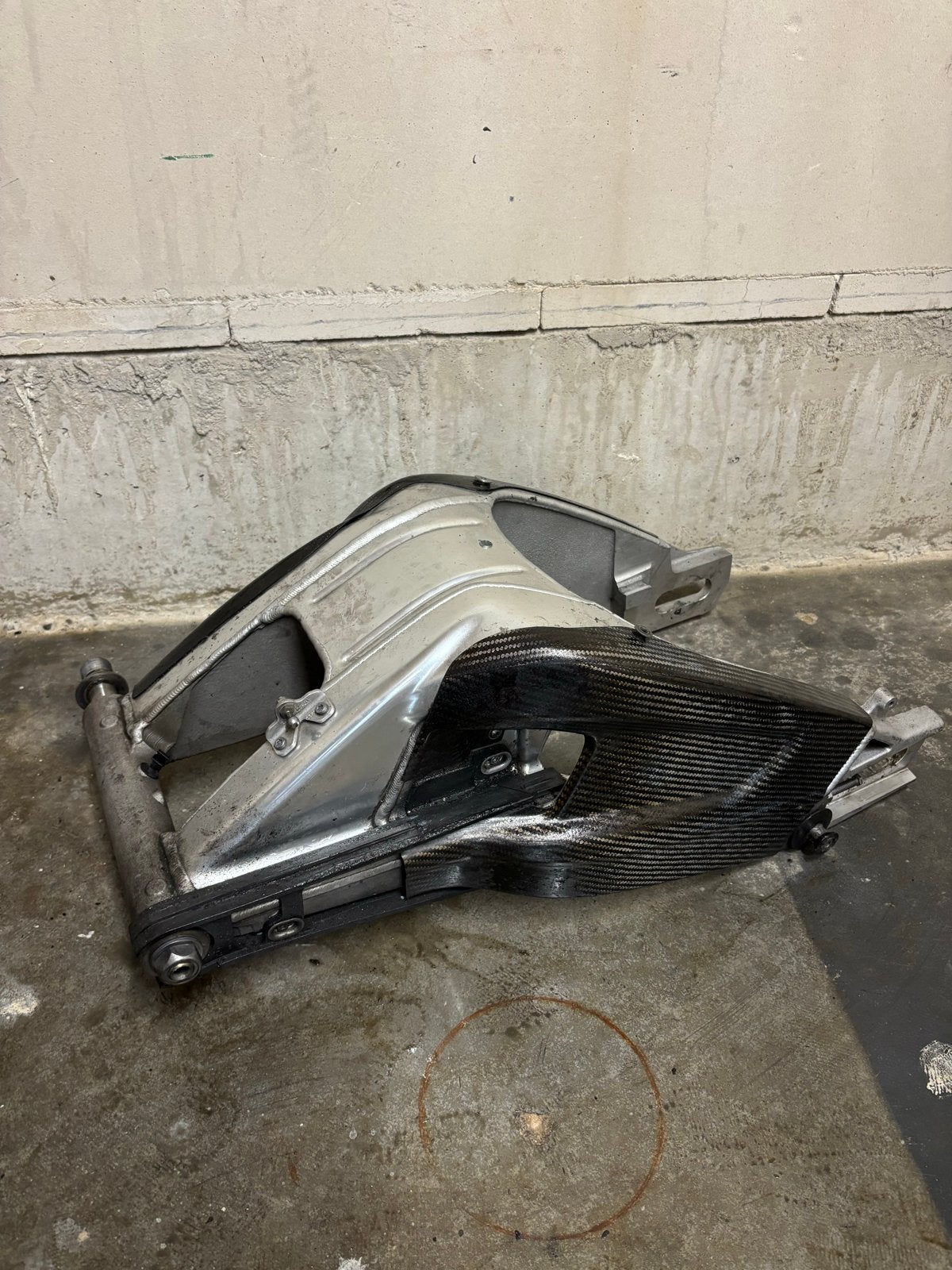 BMW S1000RR Achterbrug met Carbon bescherming en Schokbreker, Ophalen, Gebruikt