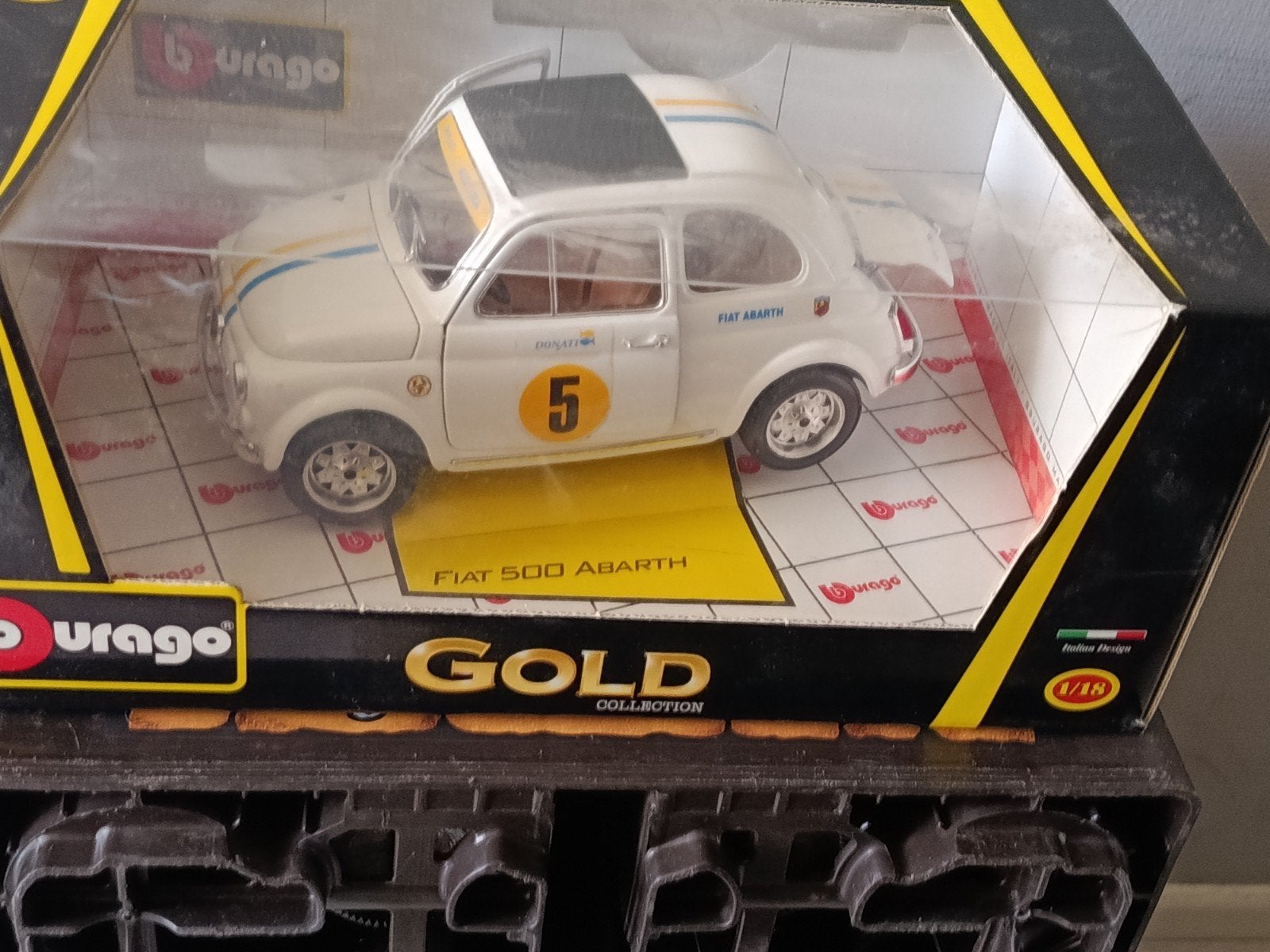 Bburago Fiat 500 Abarth Gold Collection 1/18, Ophalen of Verzenden, Zo goed als nieuw, Auto, Bburago