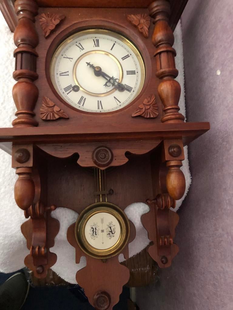 Antieke houten wandklok met paardje, Ophalen