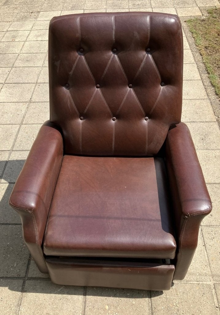 Bruine skai relax stoel met uitklapbaar voetenbankje., Ophalen, Overige materialen, Gebruikt, 75 tot 100 cm
