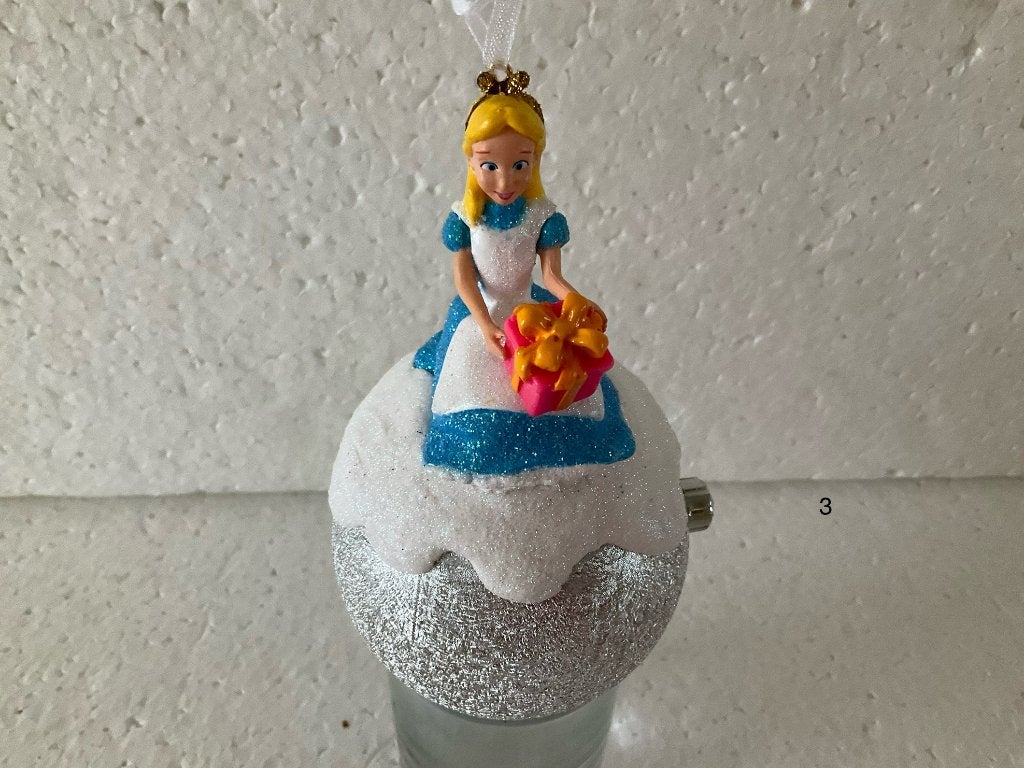 Disney Alice in wonderland kerstbal - ornament, Ophalen of Verzenden, Overige figuren, Zo goed als nieuw, Beeldje of Figuurtje