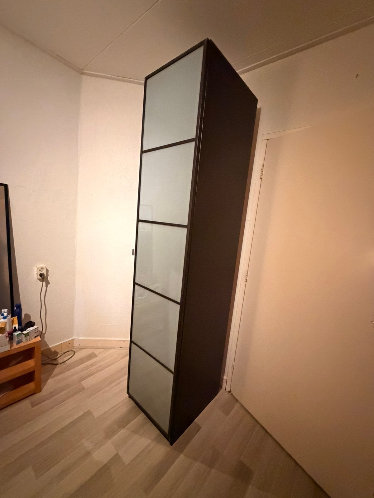 Hoge smalle kledingkast – Zwart met matglazen deur, Ophalen, Met deur(en), 200 cm of meer, Overige houtsoorten