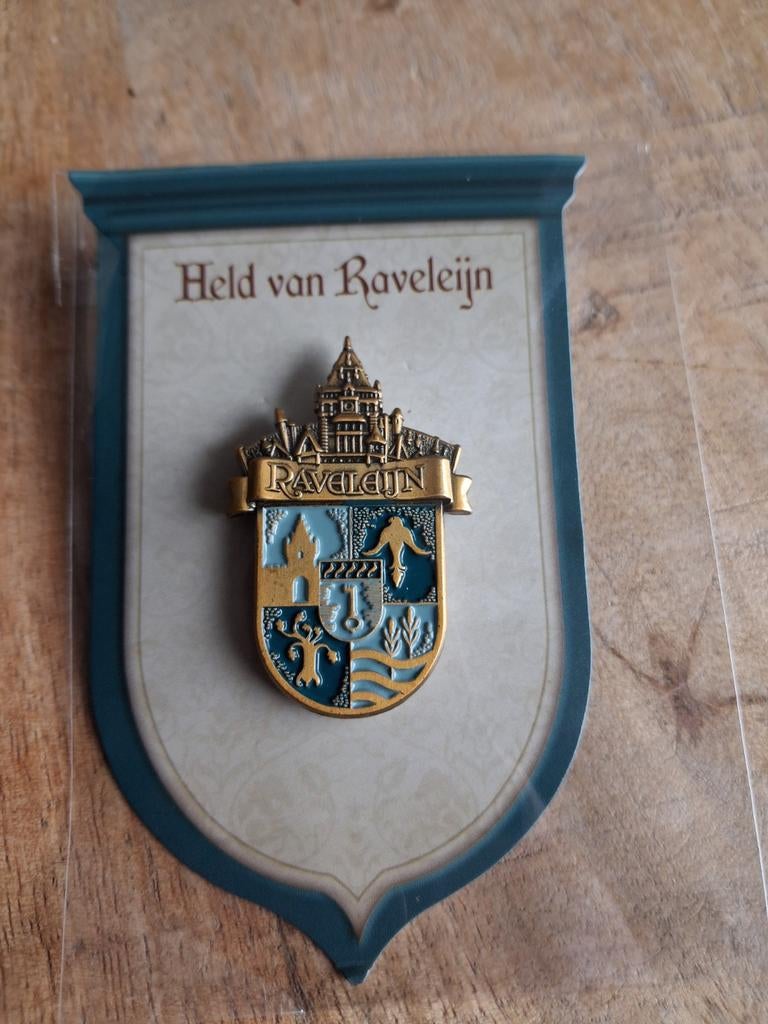 Held van Raveleijn pin, Ophalen, Button of Speldje