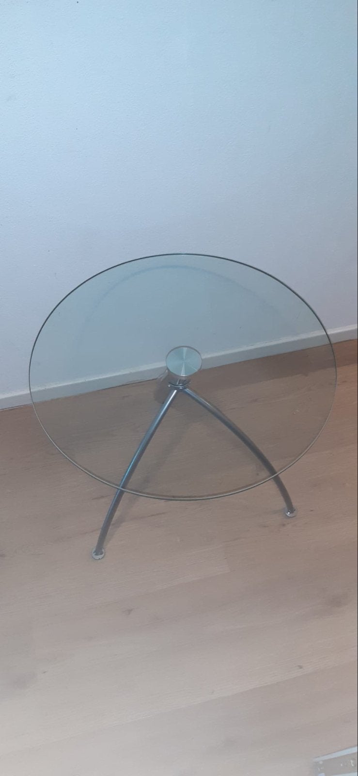 Glazen bijzettafel met metalen onderstel, Huis en Inrichting, Tafels | Bijzettafels, Minder dan 55 cm, Rond, Nieuw, Glas