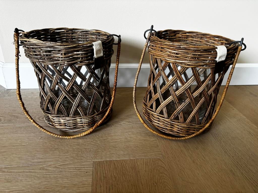 2 Riviera Maison rotan windlichten met origineel glas, Ophalen of Verzenden, Natuurlijk materiaal, Bruin, Landelijk
