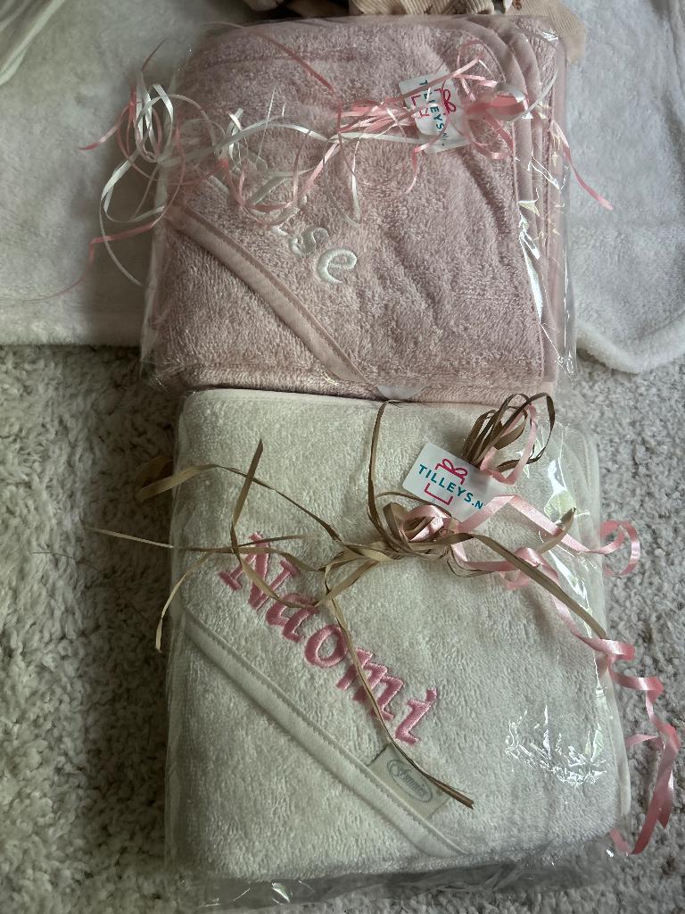 Kraamcadeau Naomi en Elise Handoek baby, Ophalen of Verzenden, Nieuw, Kraamcadeau