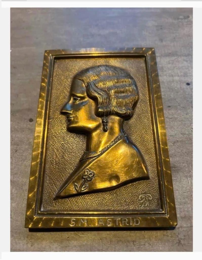 Bronzen plaquette ter nagedachtenis Koningin Astrid Belgie, Ophalen of Verzenden