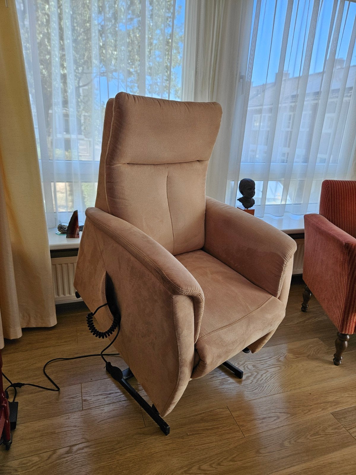 Prominent sta-op stoel, elektrisch, zand beige, Ophalen, Minder dan 75 cm, Zo goed als nieuw, Stof