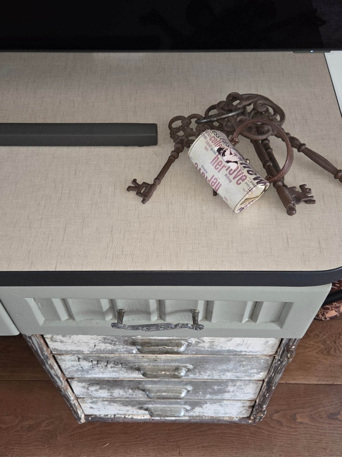 Leuk opgeknapt meubel. Metalen kast met houten lades, Ophalen