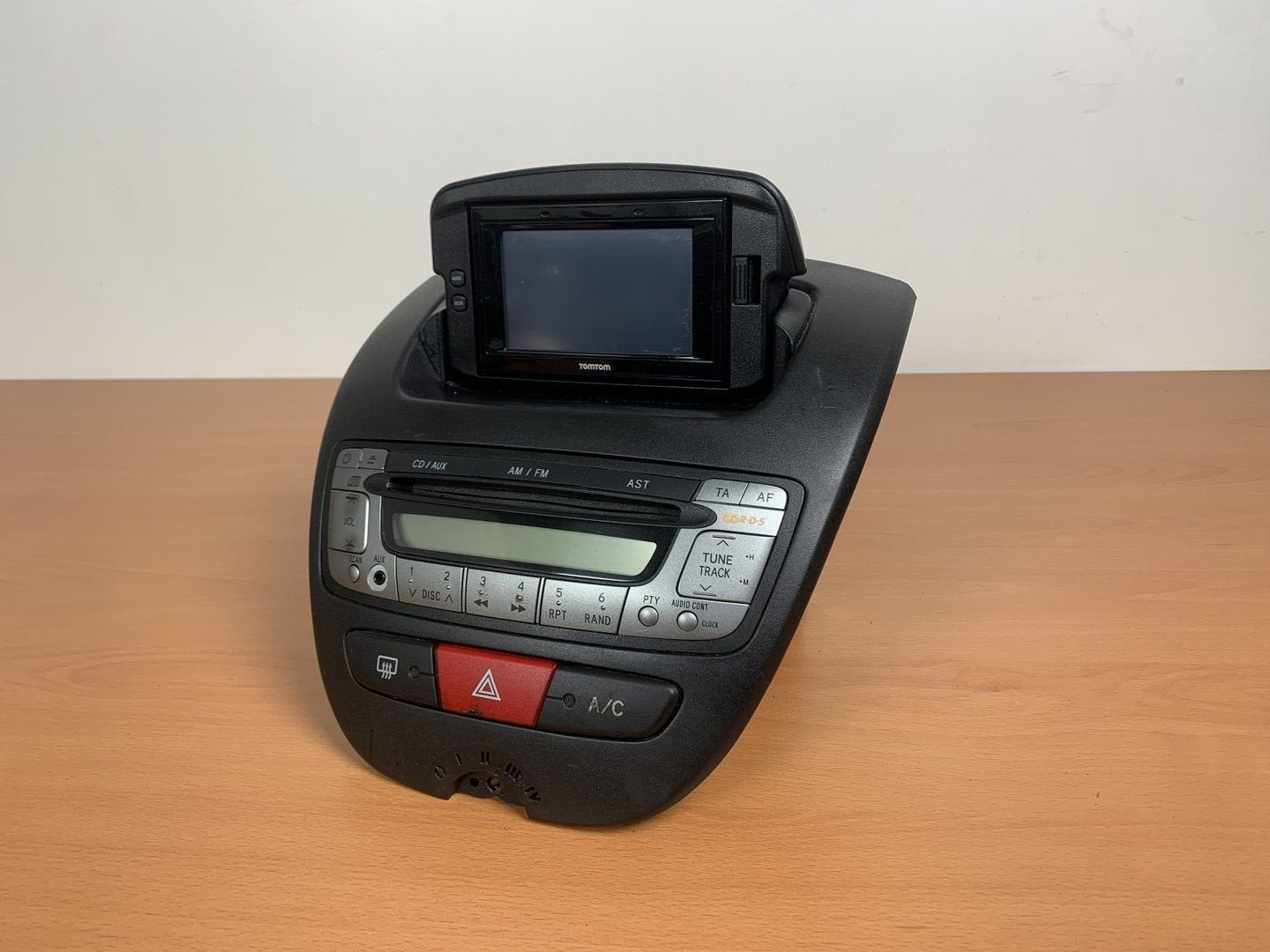 radio + tomtom Aygo C1 107 2005 tot 2012 navigatie, Auto diversen, Ophalen of Verzenden, -, -, -