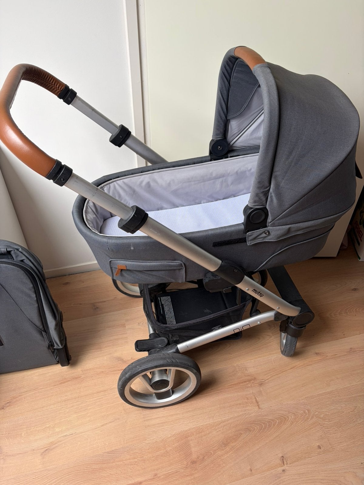 Mutsy Nio Kinderwagen Grijs met cognac, Ophalen, Verstelbare duwstang, Zo goed als nieuw, Combiwagen