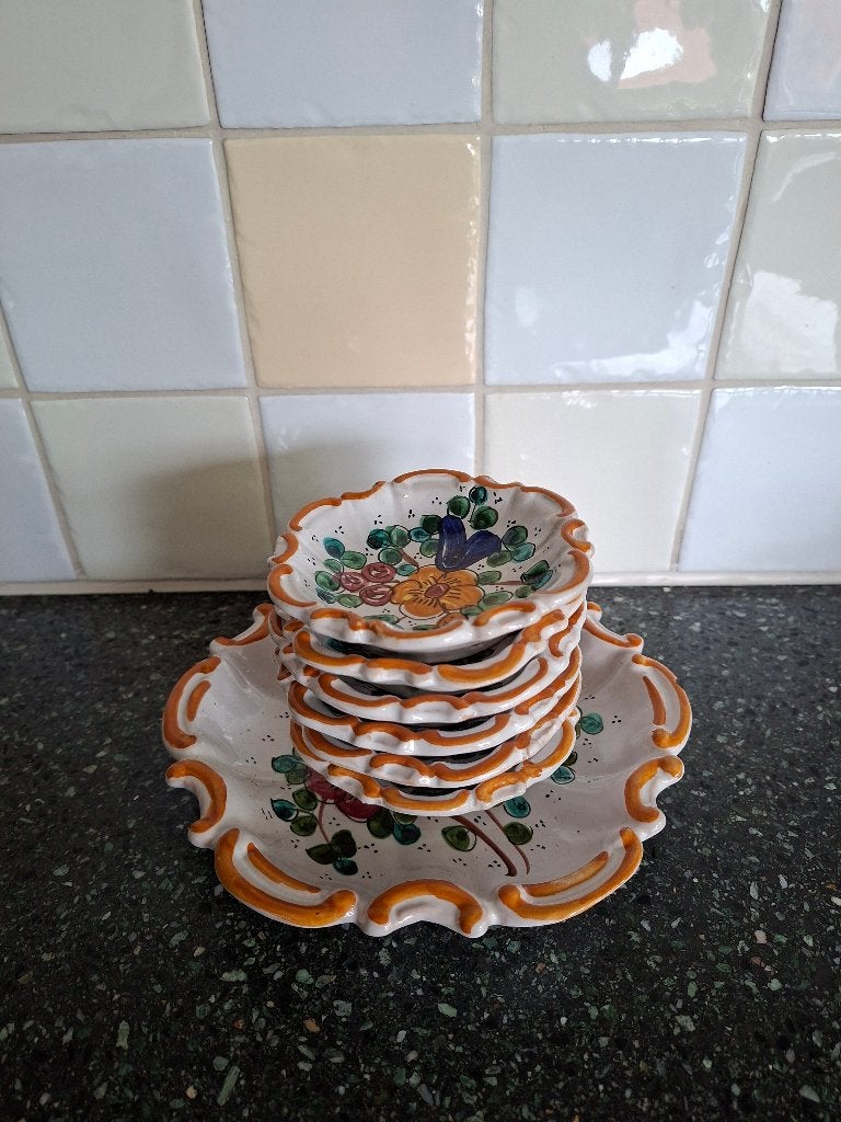 Deruta schaal met 6 petit fours, Ophalen of Verzenden, Aardewerk, Overige stijlen, Schaal of Schalen