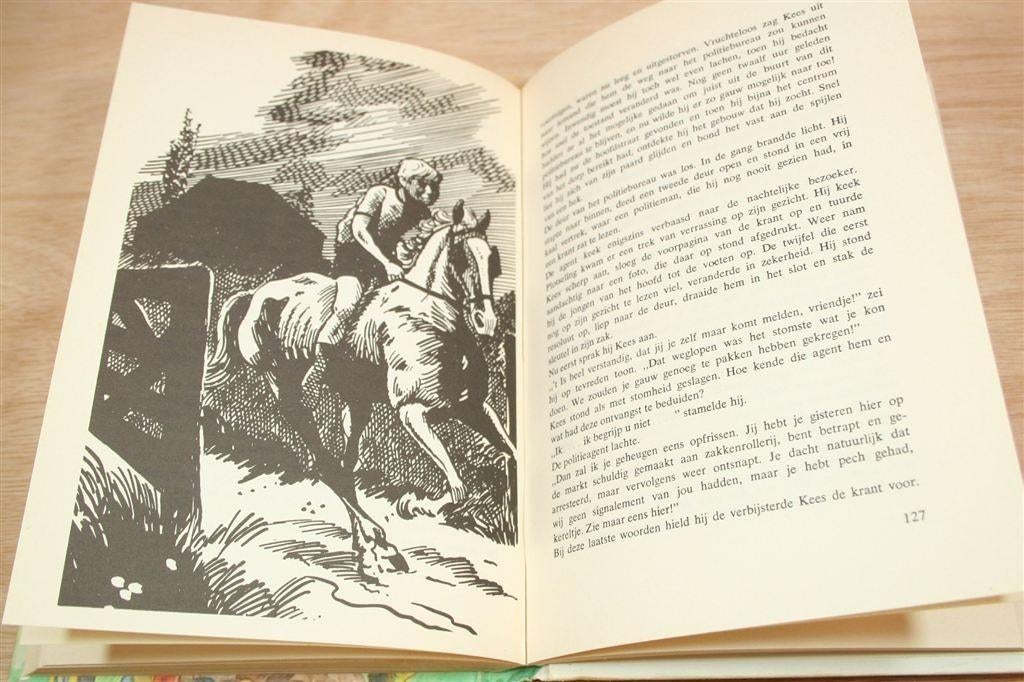 Vier Vrienden en Een Vigilante — Vintage Jeugdboek, Boeken, Ophalen of Verzenden, Gelezen