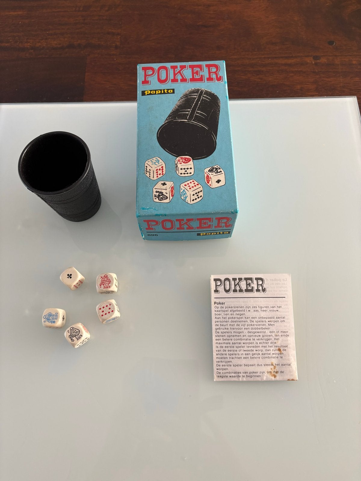 Vintage Poker dobbelspel Papita met dobbelbeker en doos, Hobby en Vrije tijd, Gezelschapsspellen | Kaartspellen, Drie of vier spelers