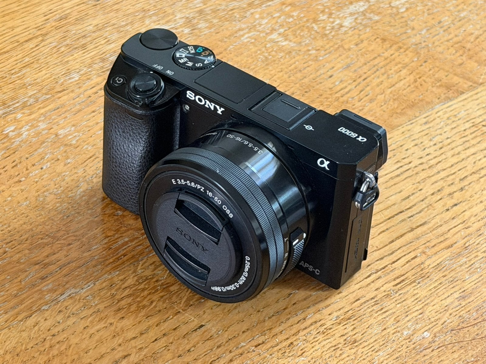 Camera  Sony Alpha A6000 zwart plus lens Sony E 16-50 mm OSS, Audio, Tv en Foto, Fotocamera's Digitaal, Kantelbaar/draaibaar scherm