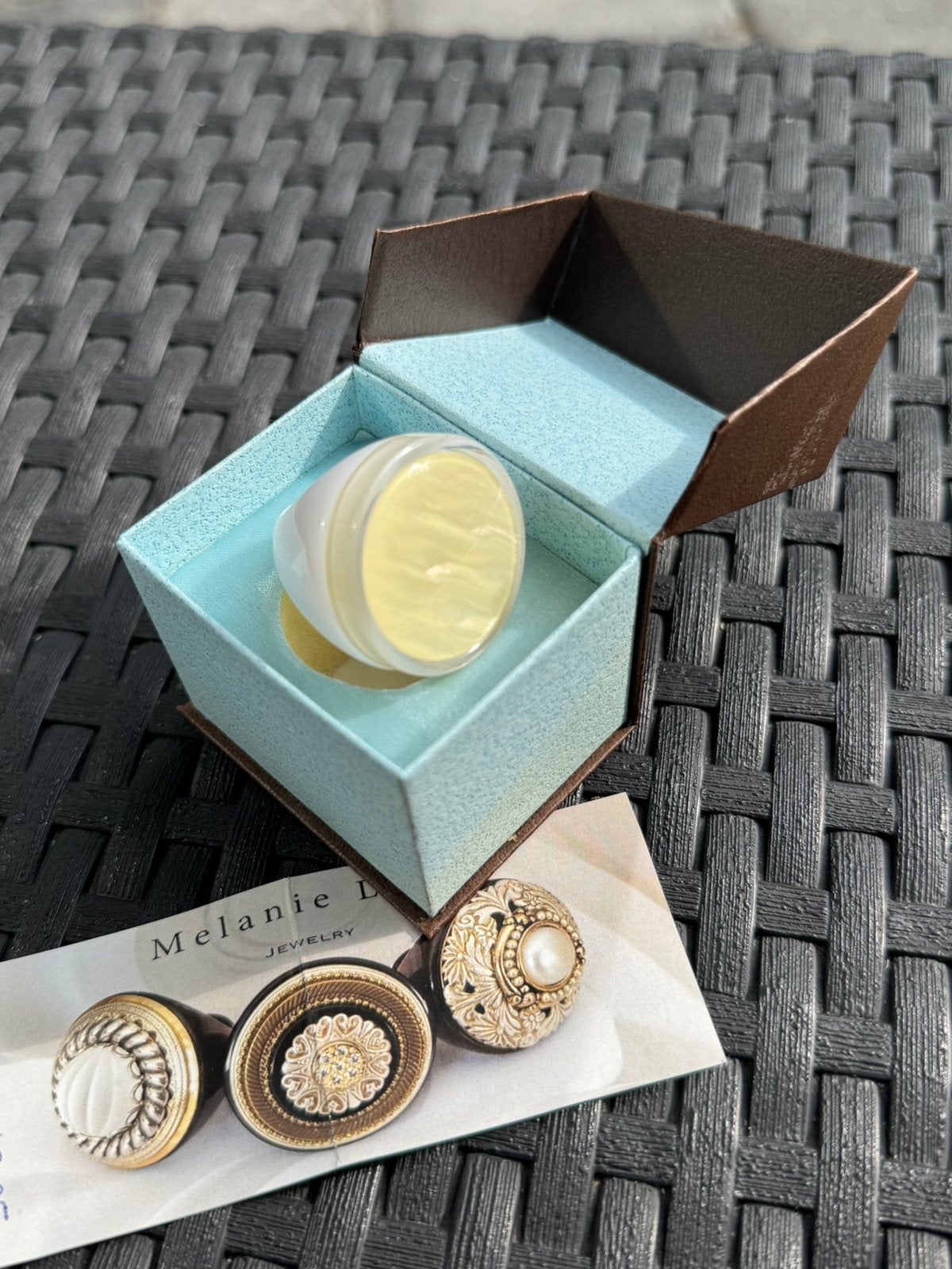 Melanie Lynn Macy Eclectic Ring kunsthars maat 19.25 (8), Sieraden, Tassen en Uiterlijk, Ringen, Kunststof, 19 tot 20, Wit, Ophalen of Verzenden