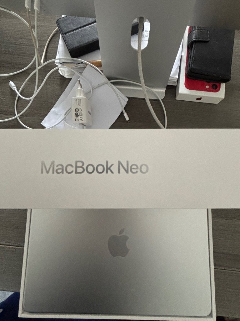 Foto 6 van macbook Neo 256/8gb silver nieuwstaat aankoopbon