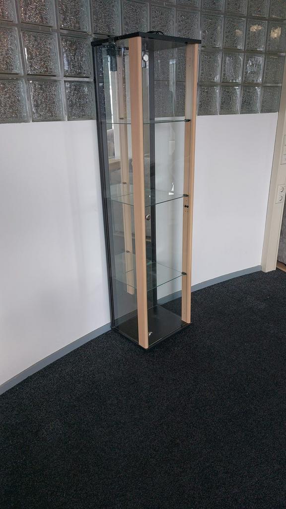 Glazen vitrinekast met verlichting - 169 cm hoog, Ophalen, Zo goed als nieuw