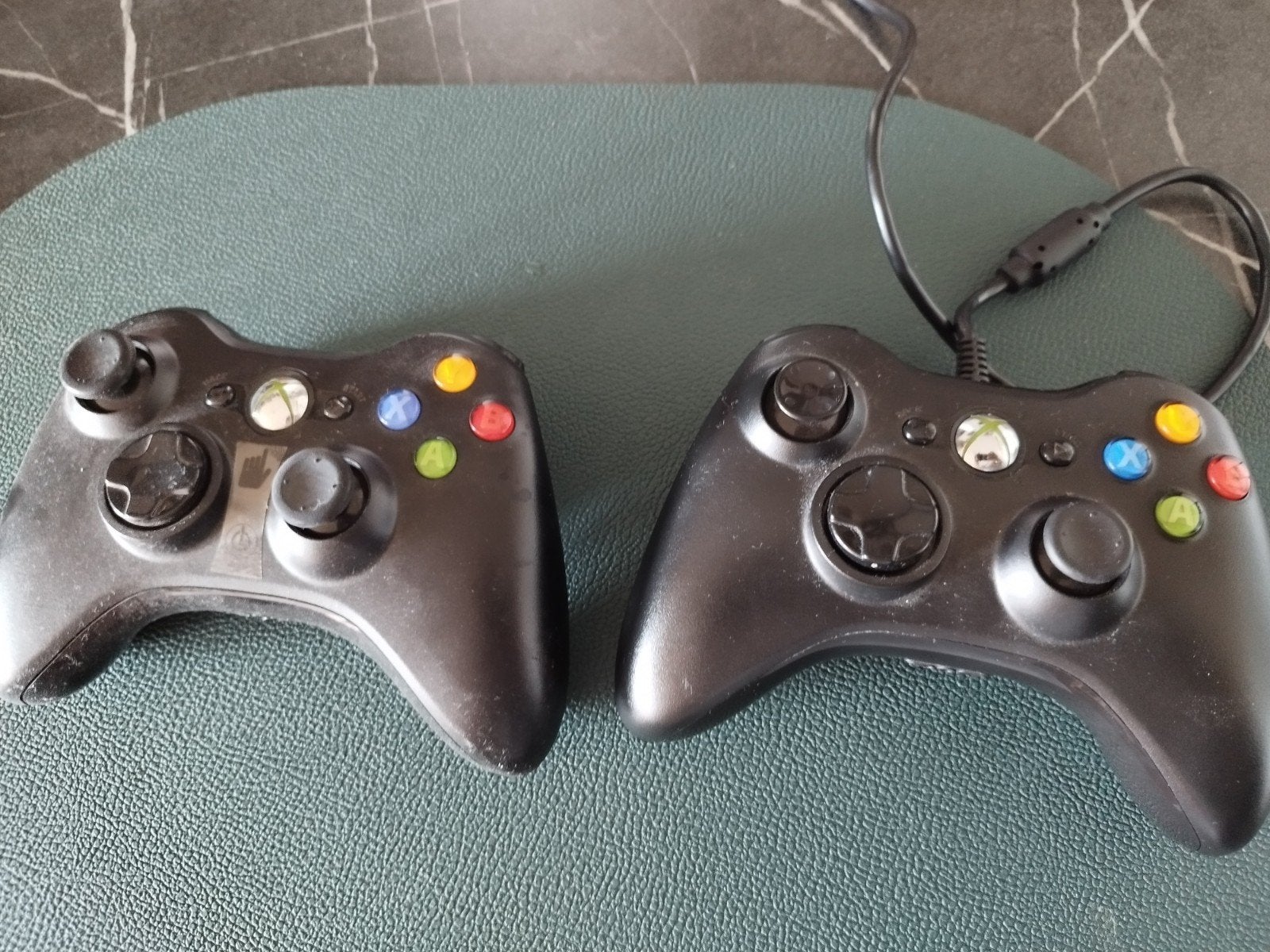 Twee originele Xbox 360 controllers (bedraad en draadloos), Spelcomputers en Games, Spelcomputers | Xbox | Accessoires, Gebruikt