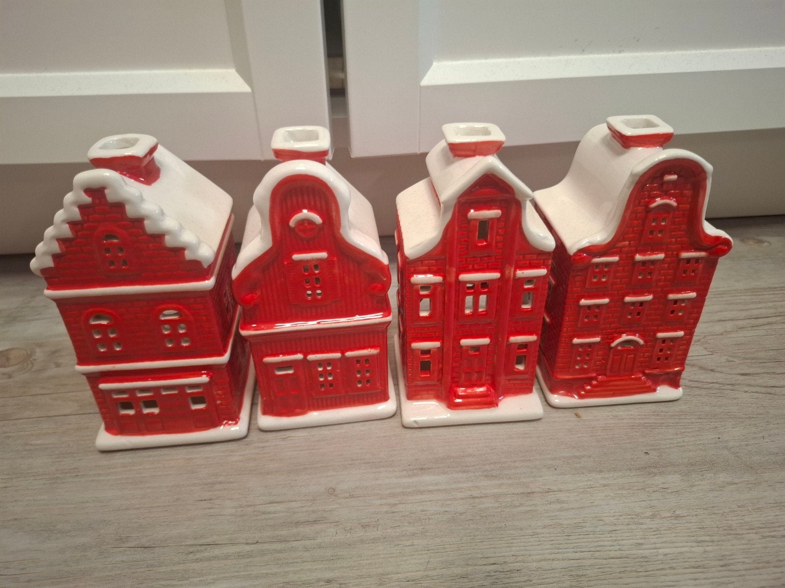 Set van 4 Kersthuisjes Rood/Wit - Decoratieve Kandelaars, Overige stijlen, Ophalen of Verzenden, Zo goed als nieuw, Rood