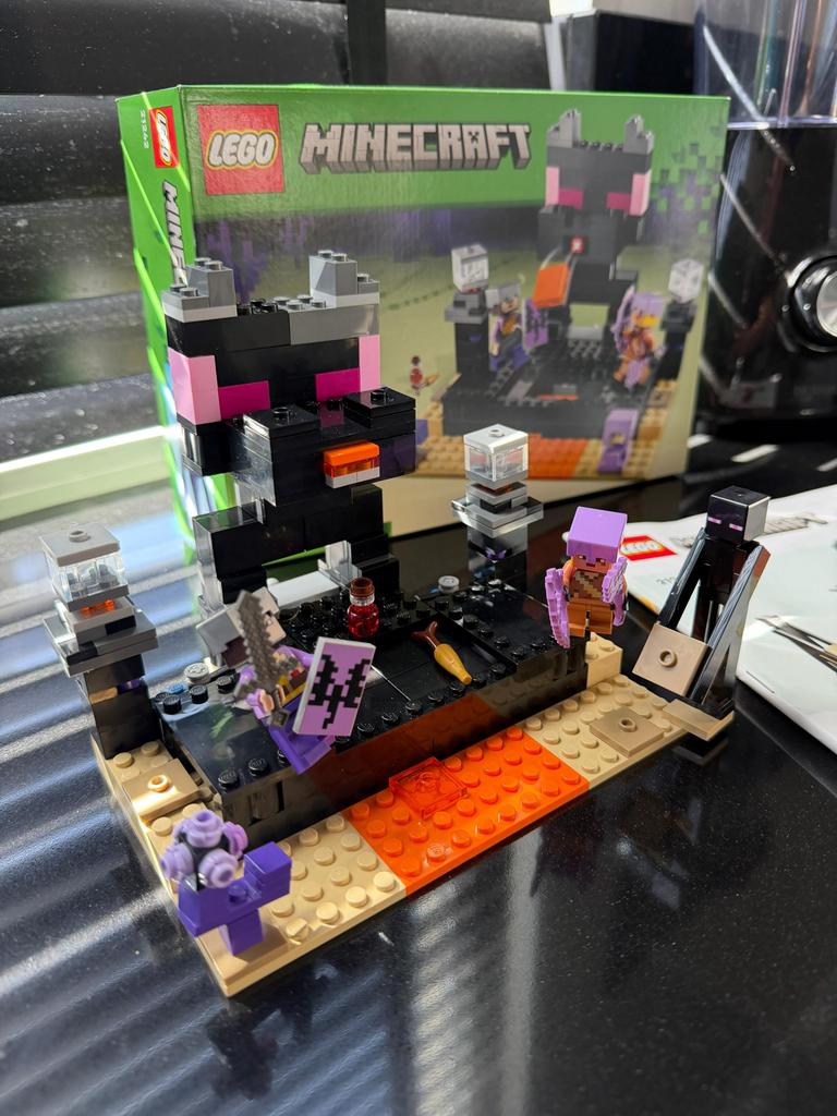 LEGO Minecraft 21242 De Eindarena - Compleet, Minecraft, Lego, Ophalen of Verzenden, Zo goed als nieuw