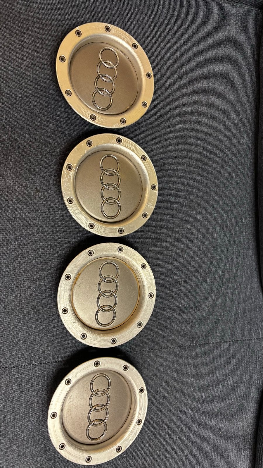 Set van 4 Originele Audi naafdoppen - Gebruikt, Auto diversen, Ophalen of Verzenden, Gebruikt