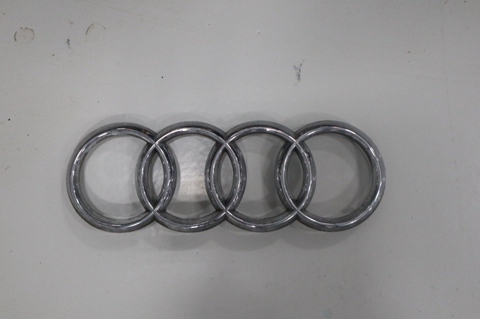 Audi logo Chrome - Prima staat, Ophalen of Verzenden, Gebruikt, Voor, Audi