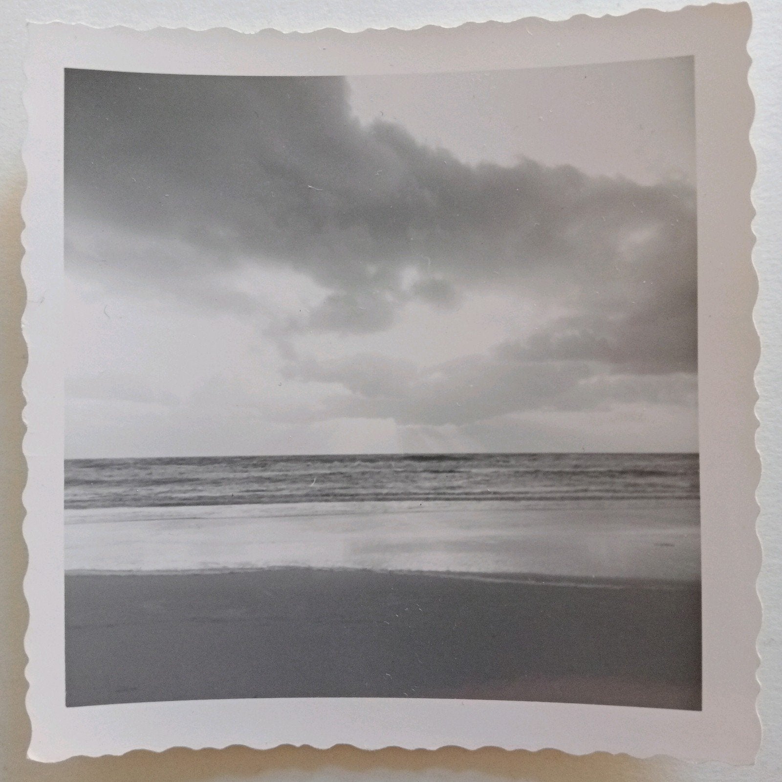 Strand uitzicht met regenbui boven zee jaren 40-60, Verzamelen, Ophalen of Verzenden