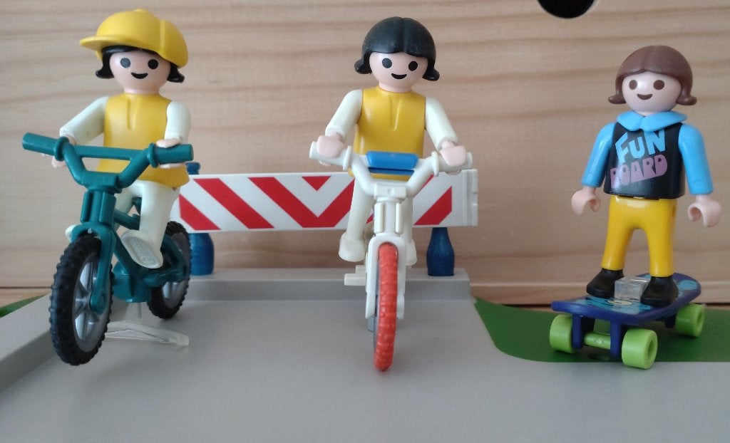 7 kinderen met ballonnen, fietsen, skateplank, kar en juf, Complete set, Ophalen of Verzenden, Zo goed als nieuw, City action