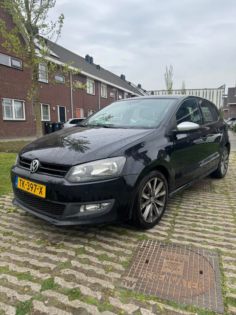 Volkswagen Polo 1.2 tsi 2012 1e Eigenaar, Voorwielaandrijving, 967 kg, 40 €/maand, Zwart