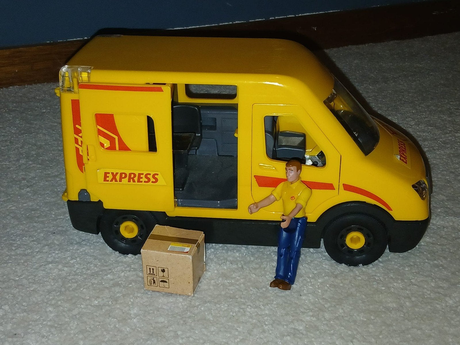 DHL Express speelgoedset: busje, figuur en pakketjes, Ophalen of Verzenden, Gebruikt