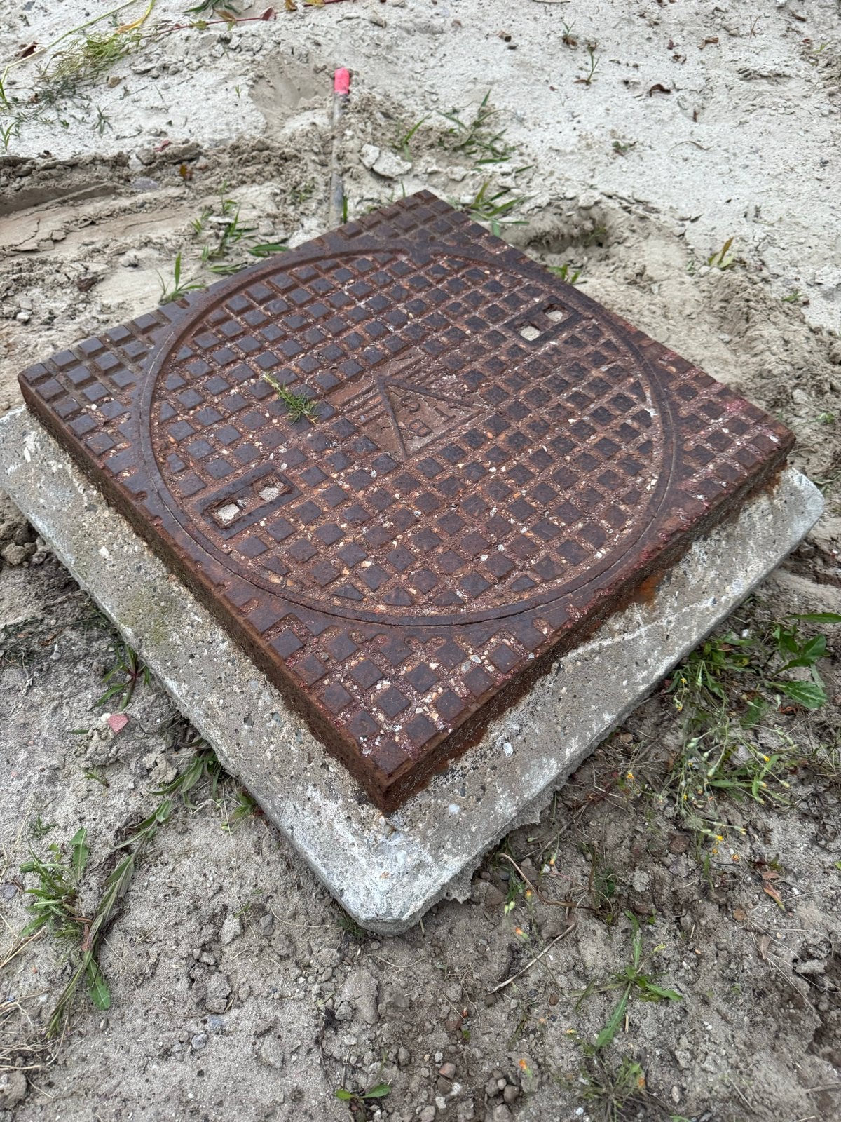 Gietijzeren putdeksel met betonnen frame - Rond 55cm, Doe-het-zelf en Verbouw, Ophalen, Gebruikt