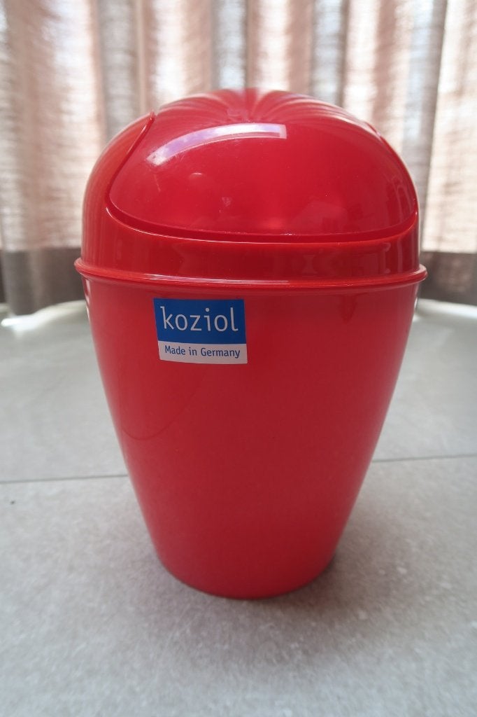 Rode kunststof tafel prullenbak 2L Koziol DEL XS, Huis en Inrichting, Kunststof, Ophalen of Verzenden, Zo goed als nieuw, Minder dan 10 liter