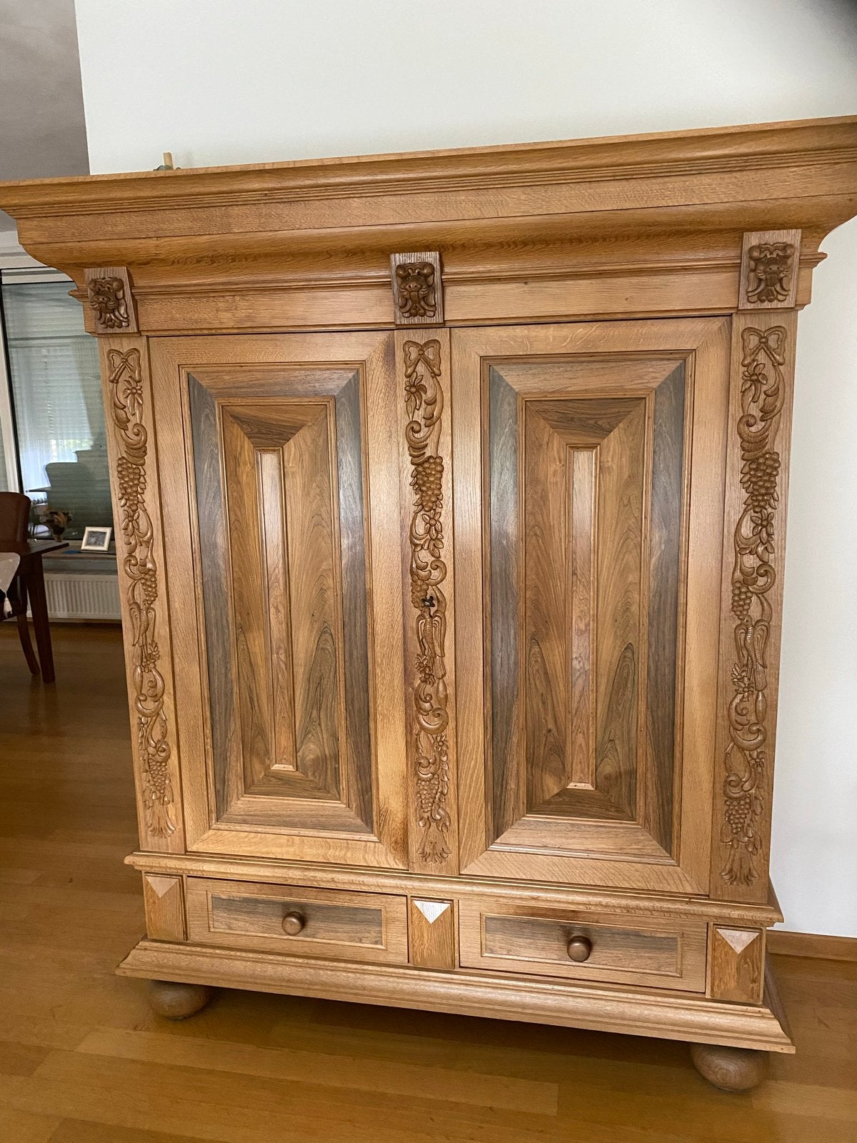 Eikenhouten Kast met Handgesneden Details, Ophalen