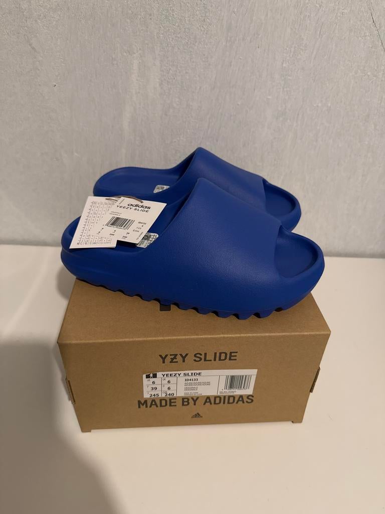 Yeezy Slide Azure - Maat 39, Kleding | Dames, Schoenen, Ophalen of Verzenden, Nieuw, Blauw, Slippers