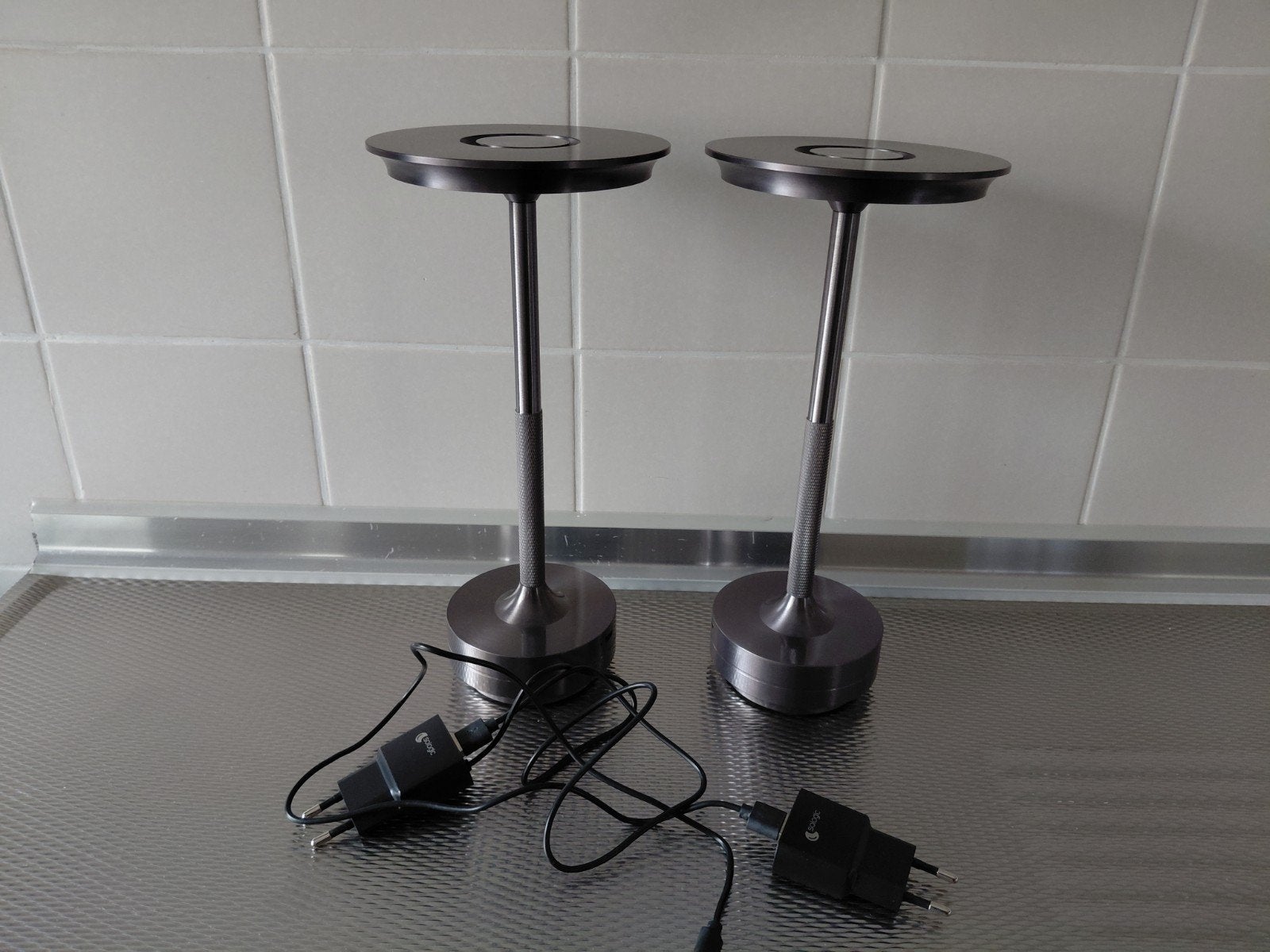 2 TAFELLAMPJES LED OPLAADBAAR, Huis en Inrichting, Zilver, Ophalen, Zo goed als nieuw, Oplaadbaar
