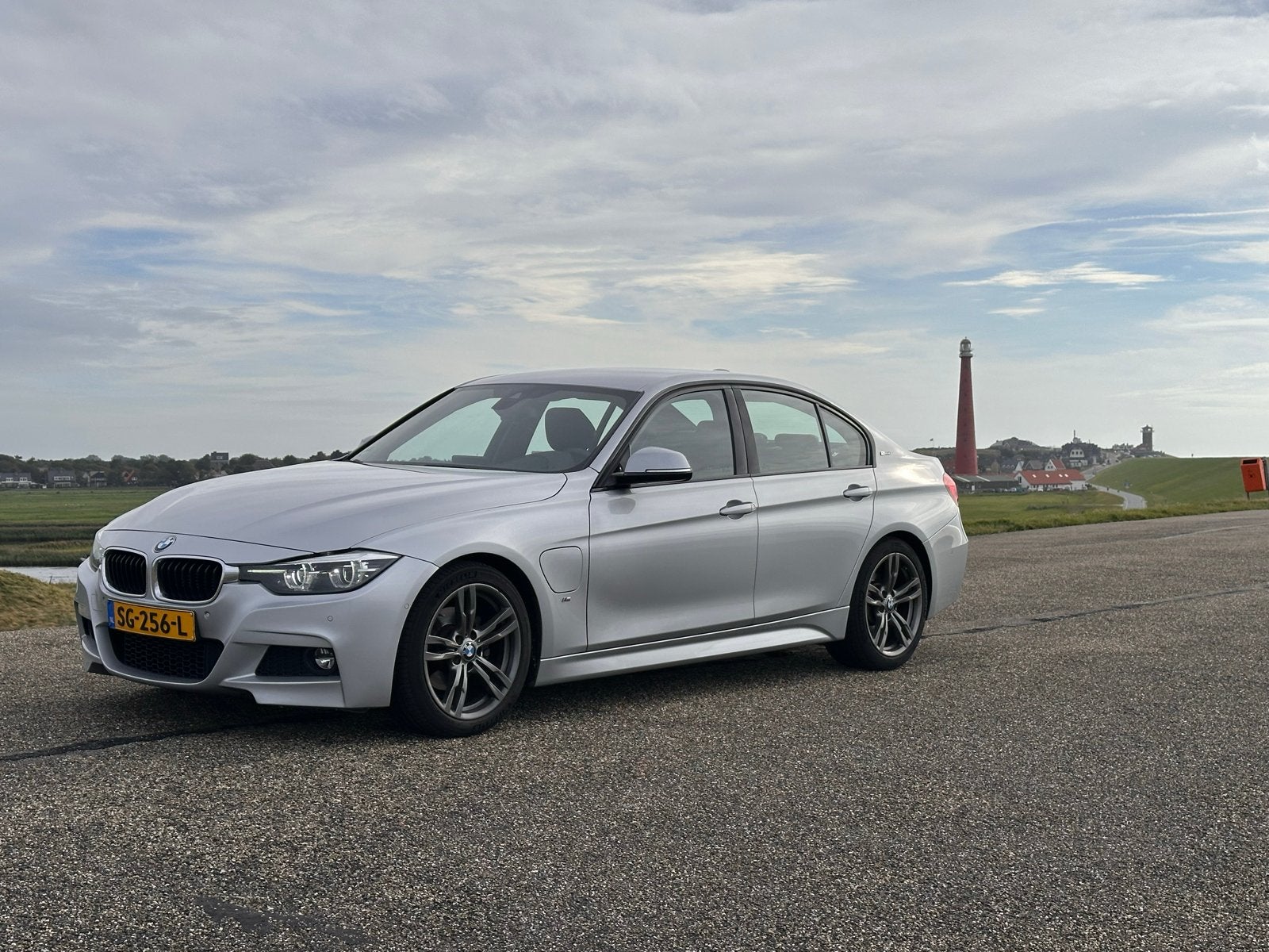 BMW 330e I-performance 252 pk Aut apr 2018 M-sport zilver, Automaat, Achterwielaandrijving, Zwart, 4 cilinders
