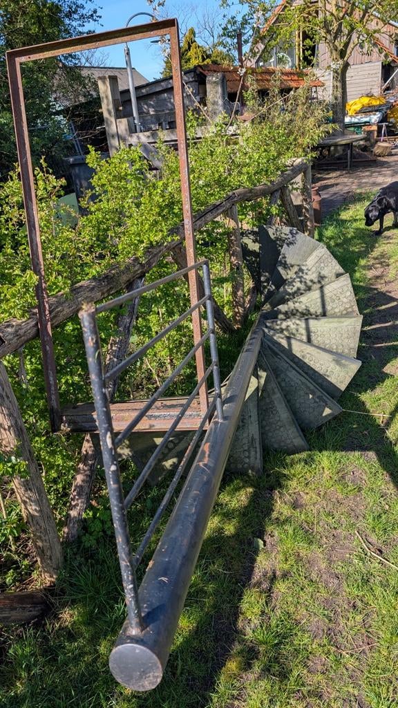 Stalen spiltrap 3/4 rond, Ophalen