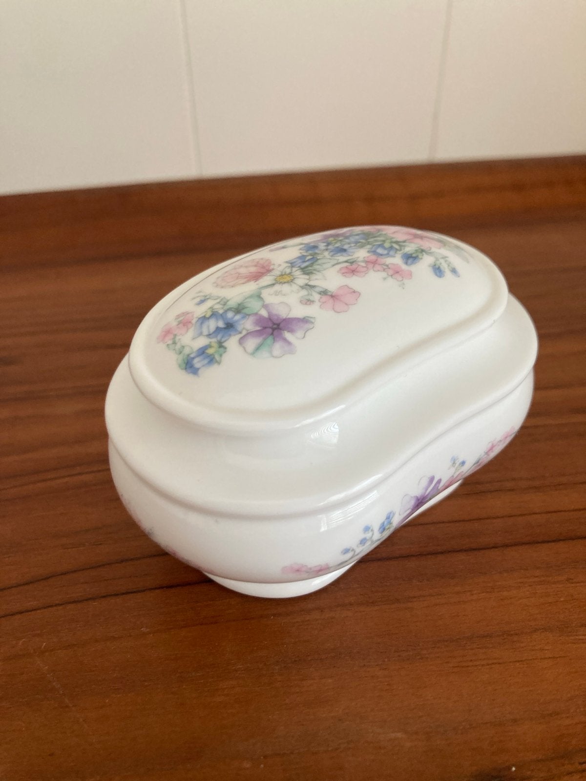 Wedgwood Angela - niervormige porseleinen trinket doosje, Verzenden